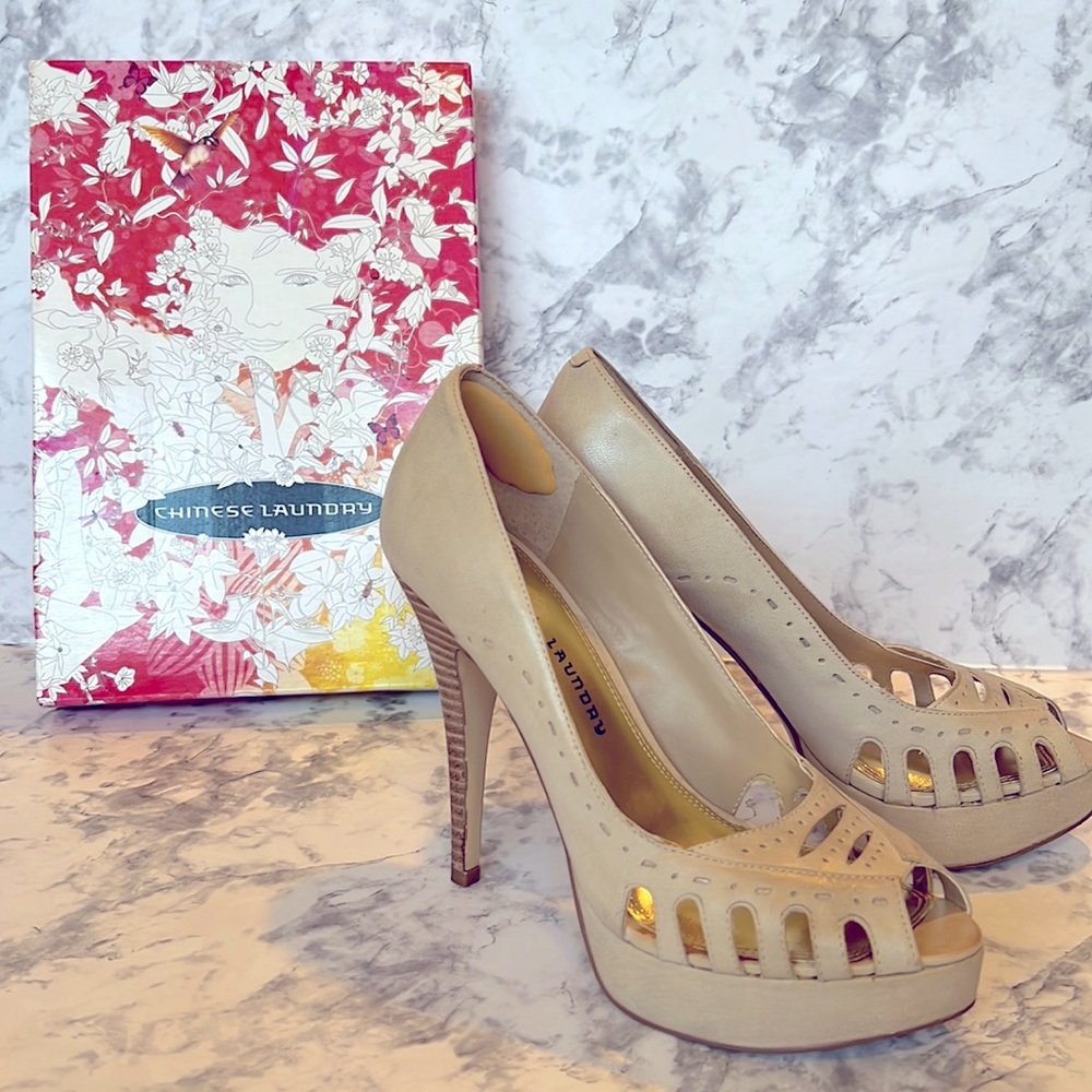 CHINESE LAUNDRY size 9m Hot Cakes heels in color-Snow Goat.  Heel height -5.25”